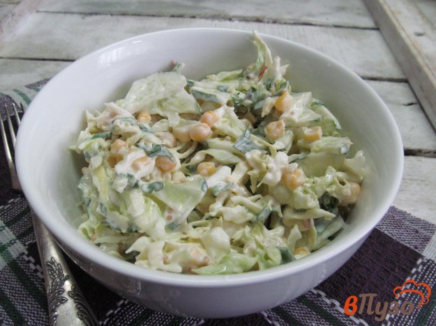 фото рецепта: Салат из молодой капусты с кукурузой и чили