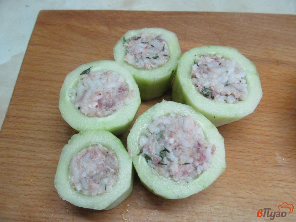Фото приготовление рецепта: Фаршированные огурцы мясным фаршем с рисом шаг №4