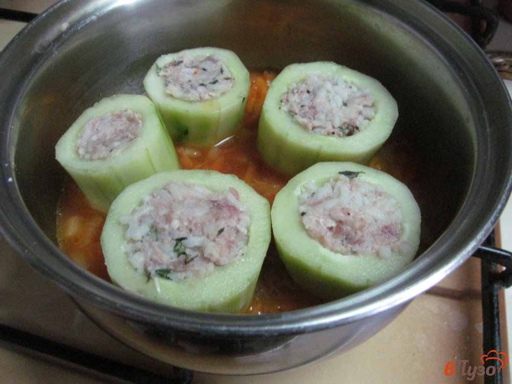 Фото приготовление рецепта: Фаршированные огурцы мясным фаршем с рисом шаг №7