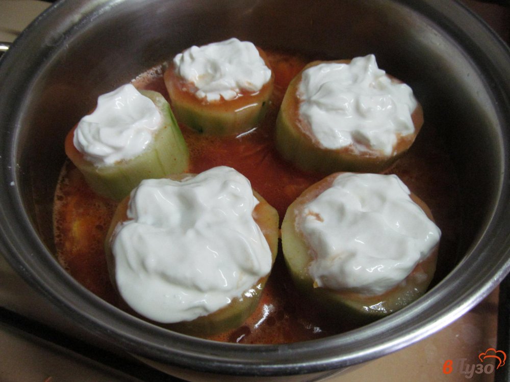 Фото приготовление рецепта: Фаршированные огурцы мясным фаршем с рисом шаг №8