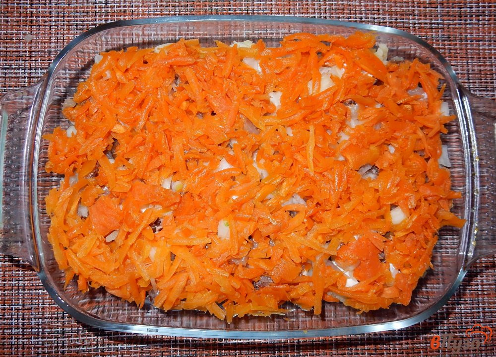 Фото приготовление рецепта: Шуба с копченой селедкой и скумбрией шаг №10