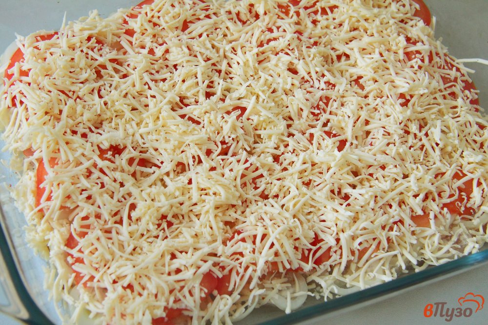 Фото приготовление рецепта: Куриная грудка, запеченная под помидорами и сыром шаг №6