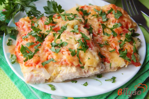 фото рецепта: Куриная грудка, запеченная под помидорами и сыром