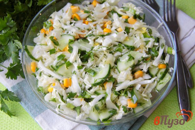 фото рецепта: Салат из пекинской капусты с огурцом и кукурузой