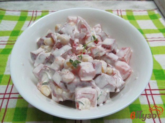 фото рецепта: Салат из кукурузы с колбасой и помидором
