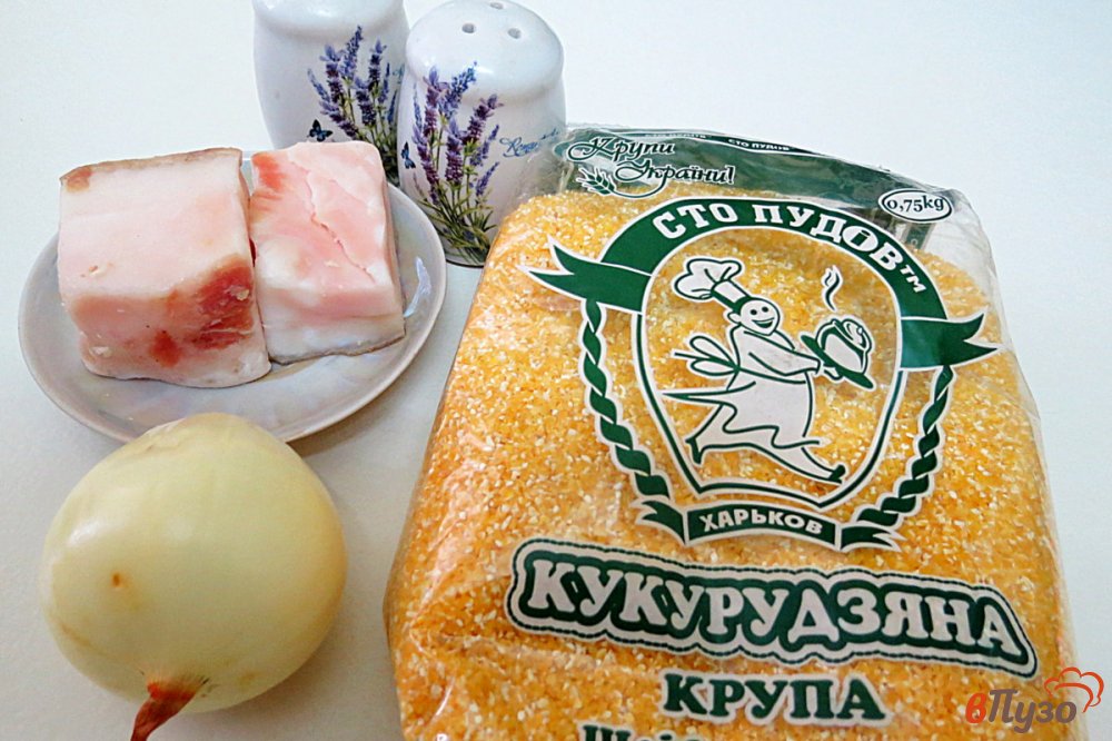 Фото приготовление рецепта: Кукурузная каша с салом и луком в мультиварке шаг №1