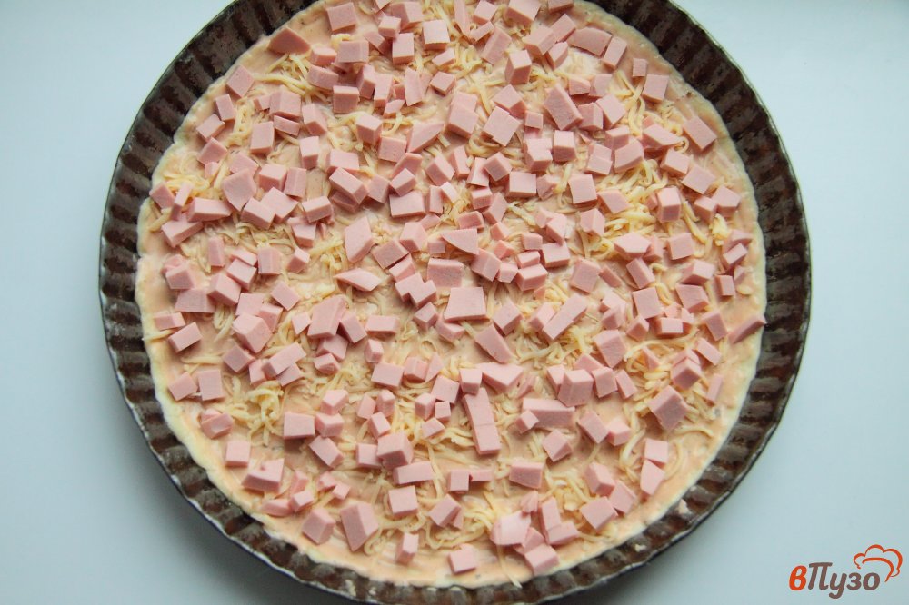 Фото приготовление рецепта: Пицца с колбасой и маринованными огурцами шаг №4