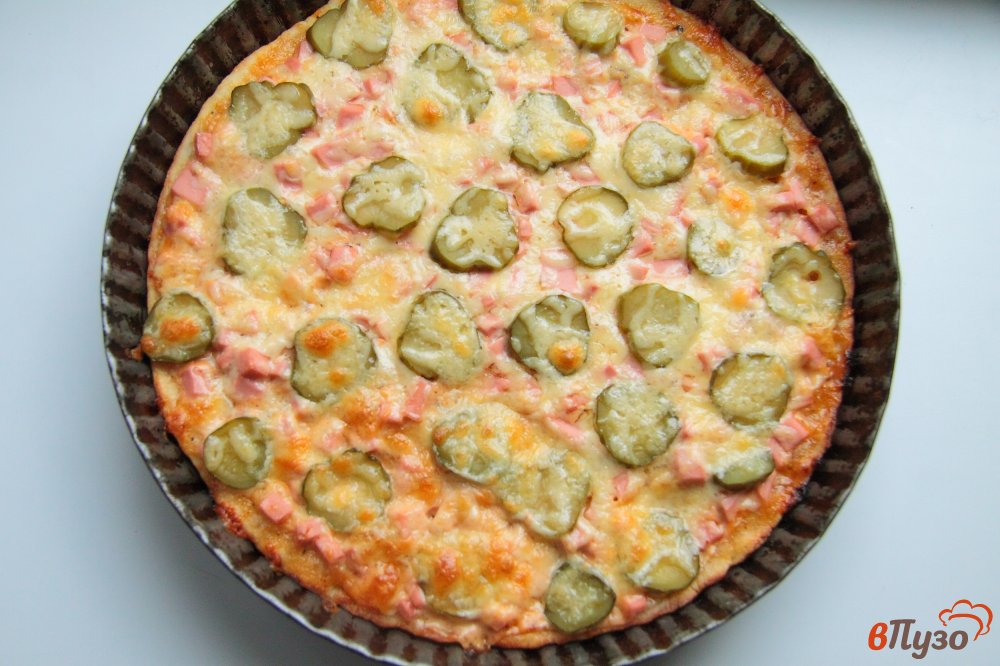 Фото приготовление рецепта: Пицца с колбасой и маринованными огурцами шаг №7