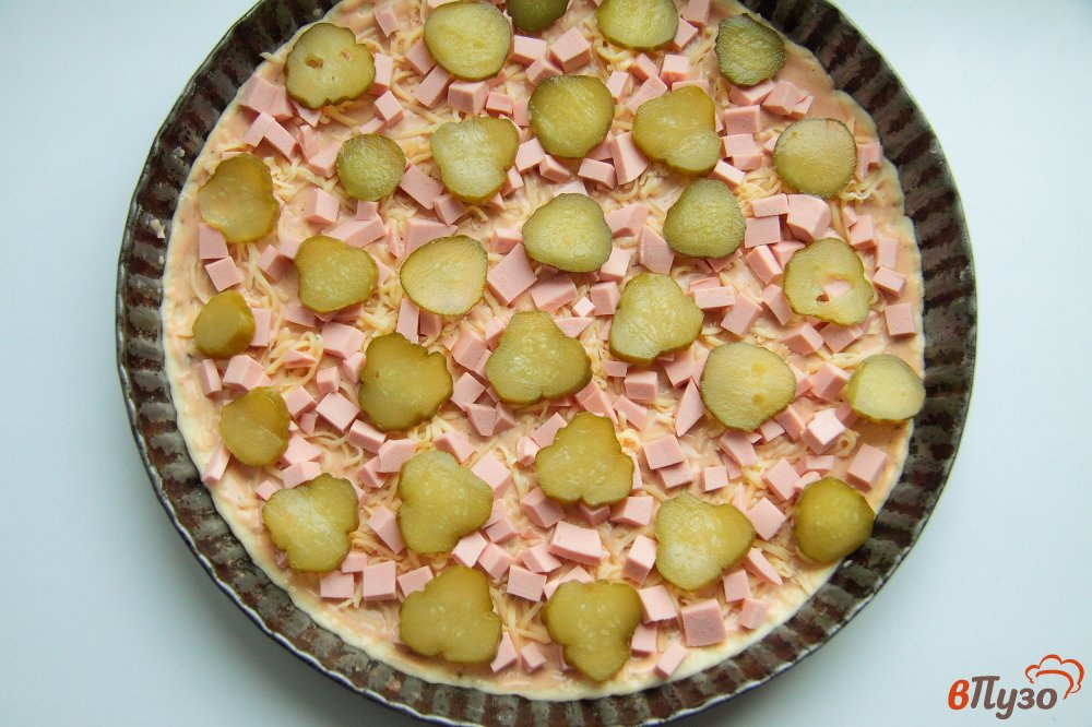 Фото приготовление рецепта: Пицца с колбасой и маринованными огурцами шаг №5