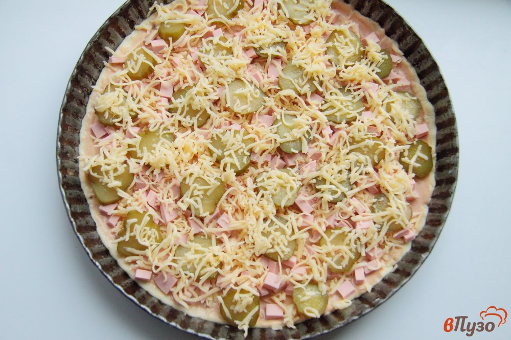 Фото приготовление рецепта: Пицца с колбасой и маринованными огурцами шаг №6