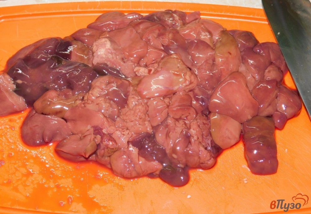 Фото приготовление рецепта: Зажарка из свинины и куриной печени шаг №3