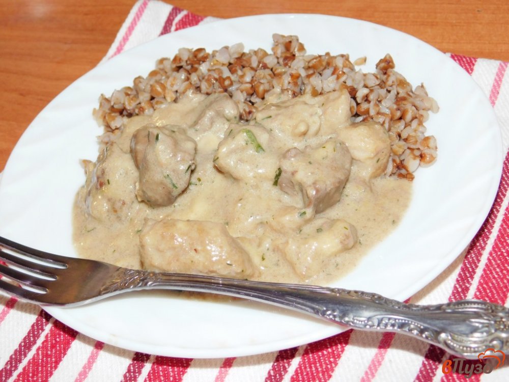 Фото приготовление рецепта: Зажарка из свинины и куриной печени шаг №6