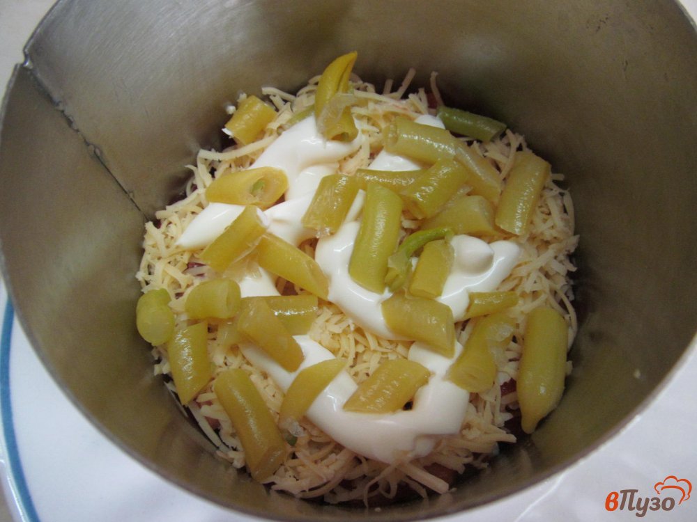 Фото приготовление рецепта: Слоеный салат из картофеля помидора и мяса шаг №6