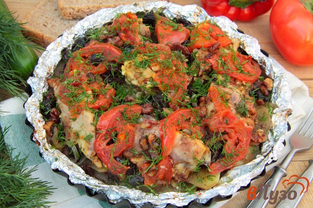 фото рецепта: Курица с черносливом и орехами в фольге