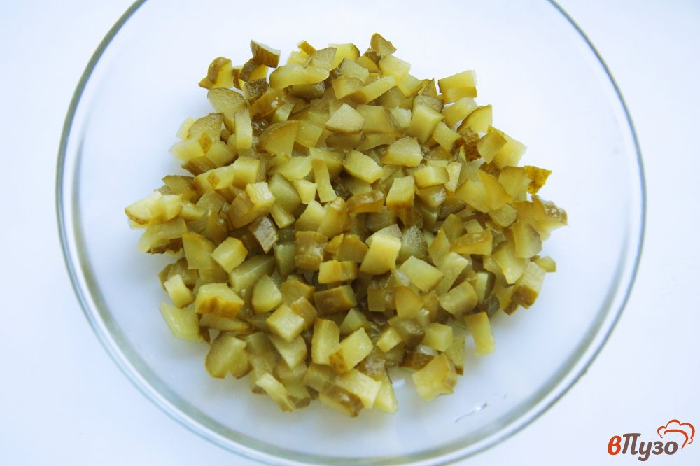 Фото приготовление рецепта: Салат с яйцами, солеными огурцами и сыром шаг №1