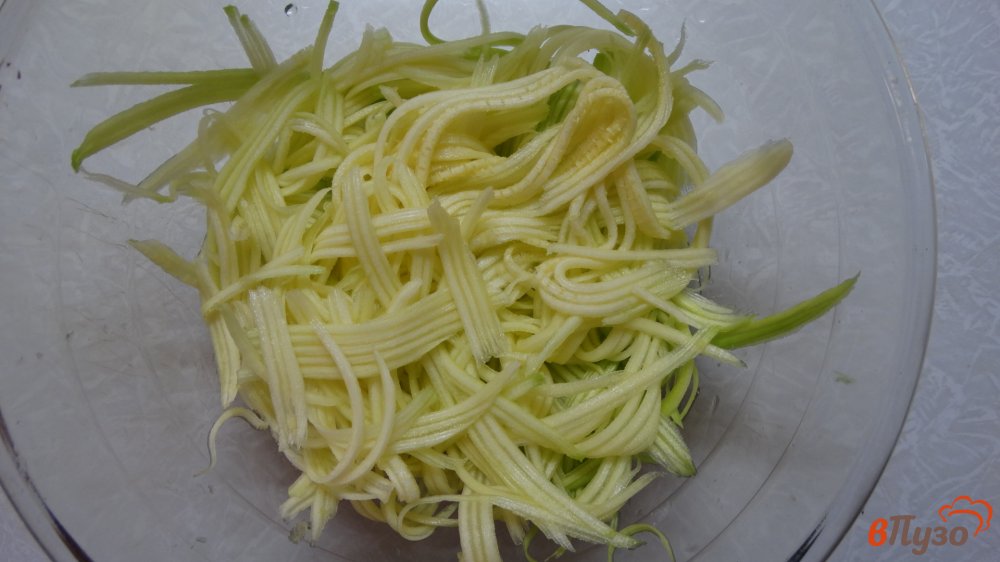 Фото приготовление рецепта: Салат с курицей, фунчозой и кабачком шаг №2