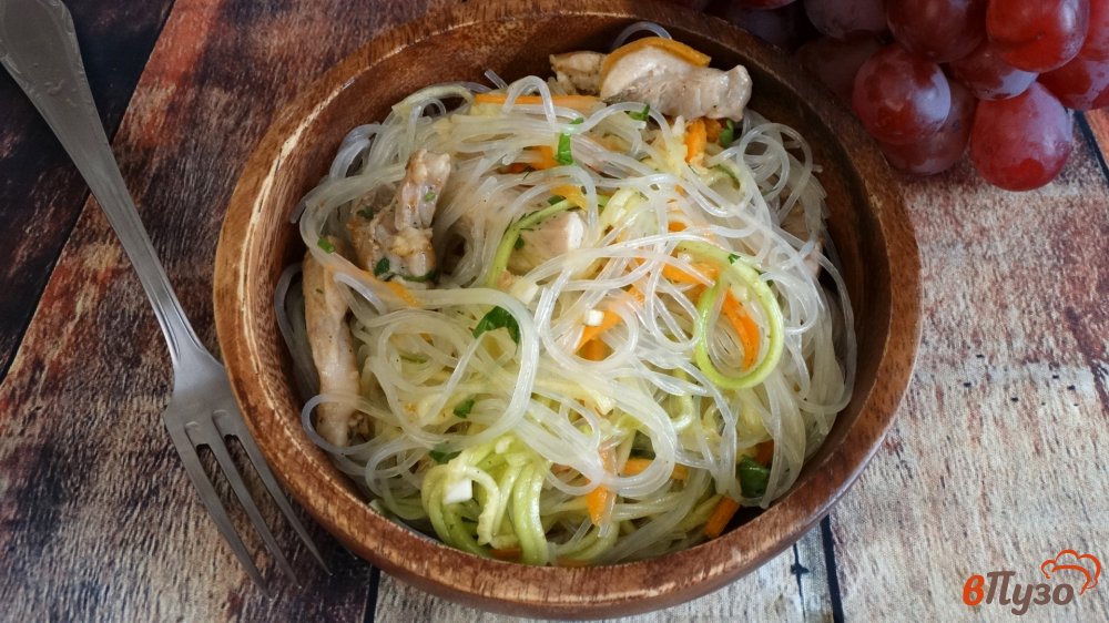 Фото приготовление рецепта: Салат с курицей, фунчозой и кабачком шаг №8