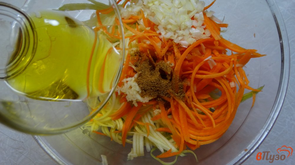 Фото приготовление рецепта: Салат с курицей, фунчозой и кабачком шаг №4