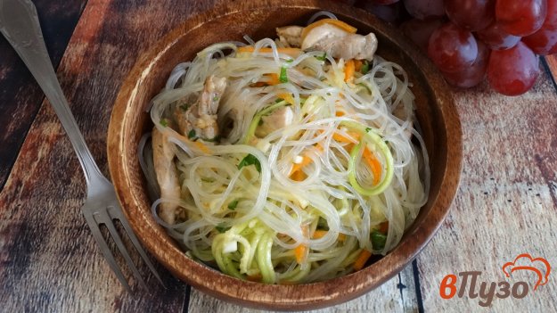 фото рецепта: Салат с курицей, фунчозой и кабачком