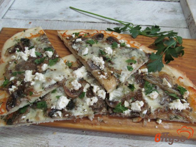 фото рецепта: Пицца с грибами и козьим сыром