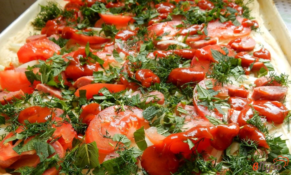 Фото приготовление рецепта: Пицца с копчеными колбасками и мятой шаг №6