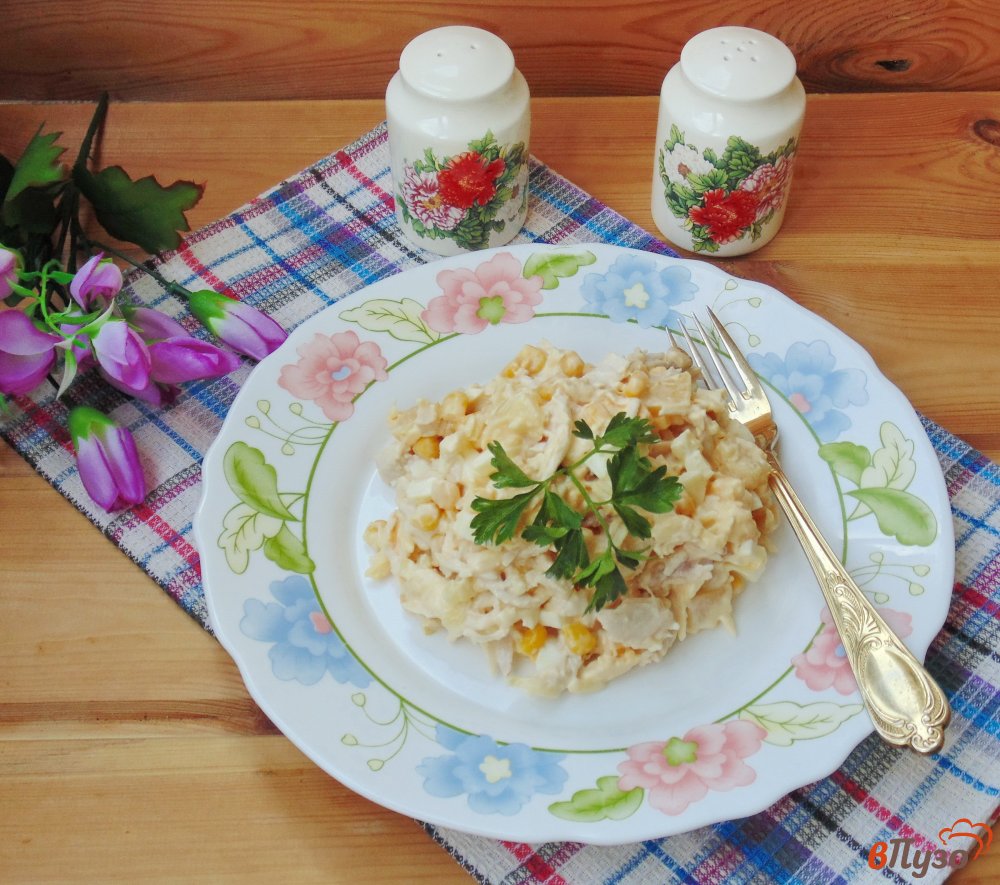 Фото приготовление рецепта: Салат с курицей и ананасами шаг №6