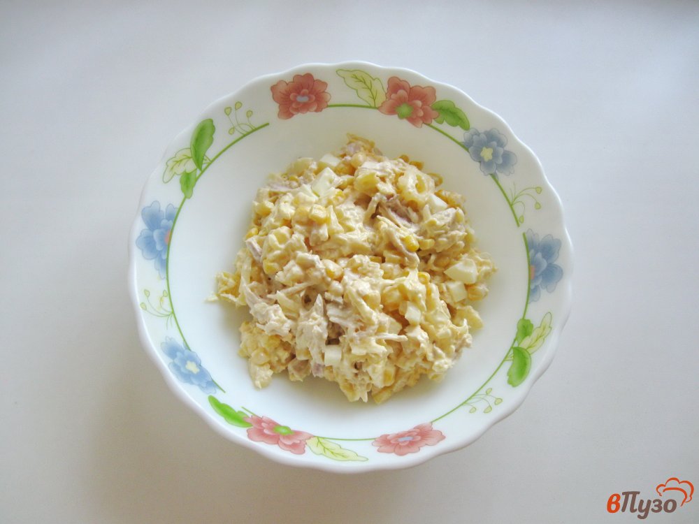Фото приготовление рецепта: Салат с курицей и ананасами шаг №5