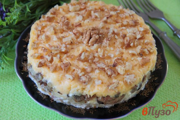 фото рецепта: Салат с курицей, грибами и грецкими орехами