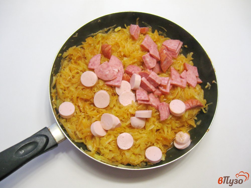 Фото приготовление рецепта: Тушеная капуста с сосисками и салями шаг №5