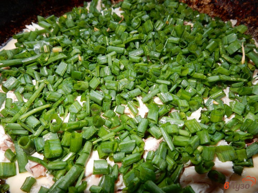 Фото приготовление рецепта: Заливной пирог с курицей, яйцами и зеленым луком шаг №8