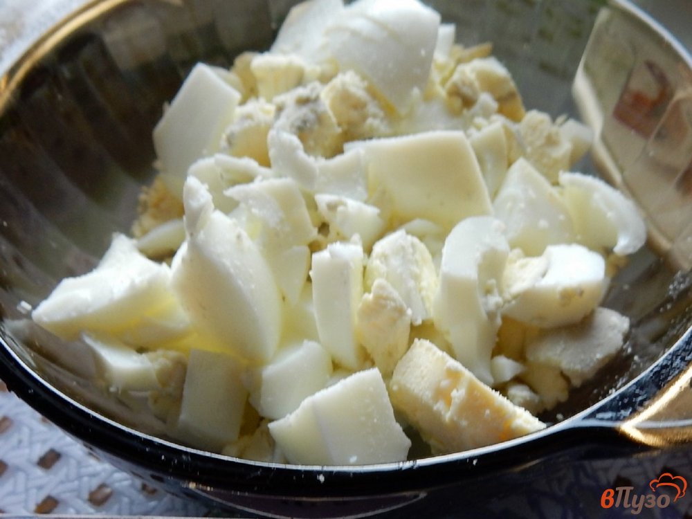 Фото приготовление рецепта: Заливной пирог с курицей, яйцами и зеленым луком шаг №6