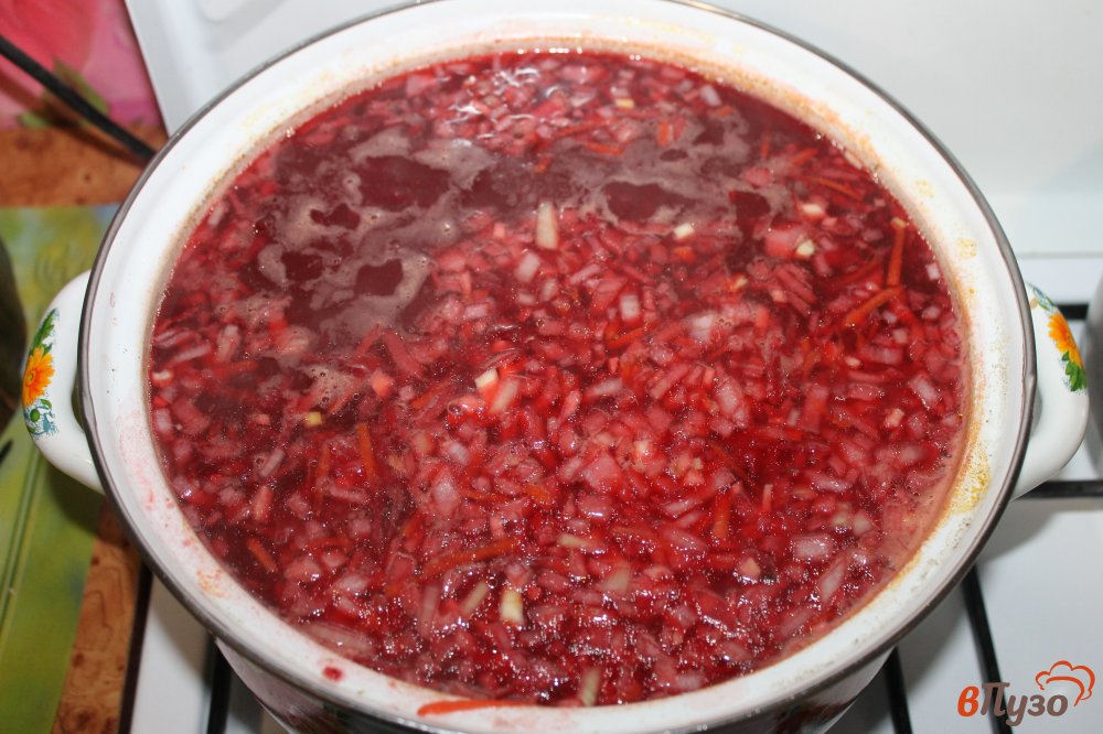 Фото приготовление рецепта: Борщ со свеклой, мясом и щавелем шаг №6