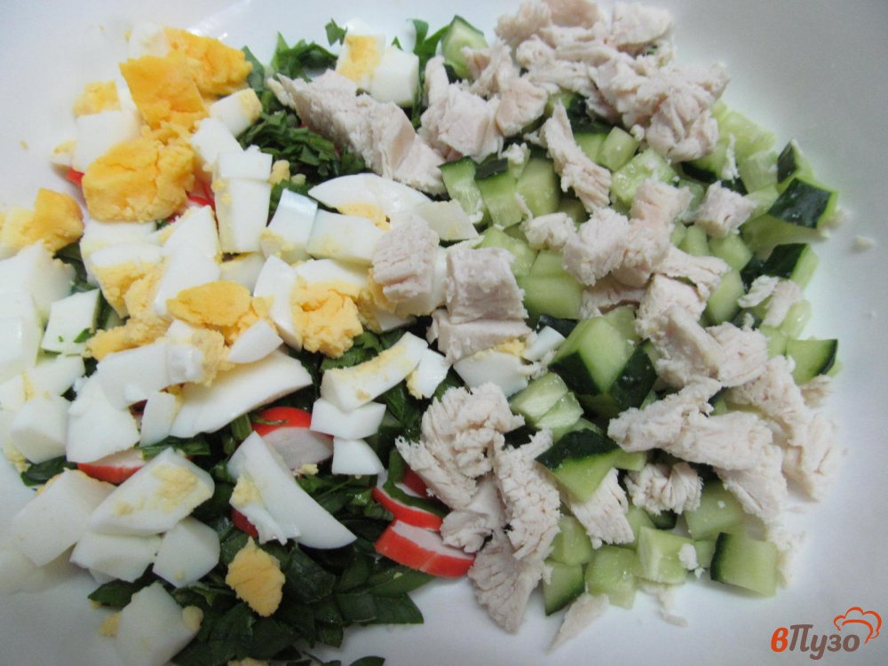Фото приготовление рецепта: Салат из яблока с куриной грудкой и крабовыми палочками шаг №3