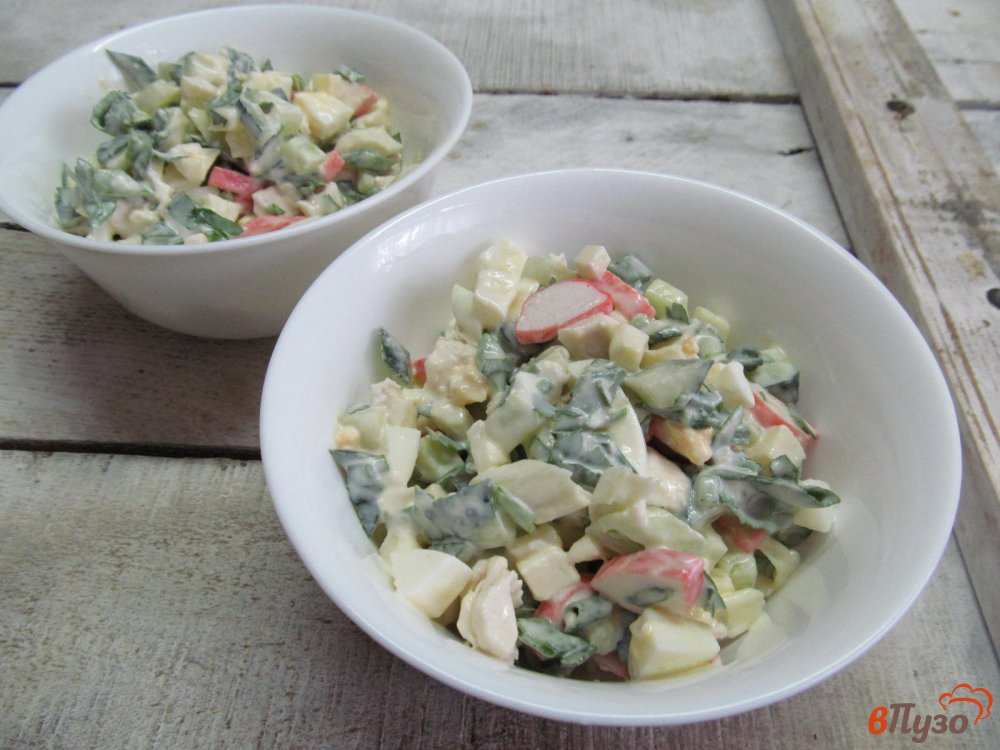 Фото приготовление рецепта: Салат из яблока с куриной грудкой и крабовыми палочками шаг №6
