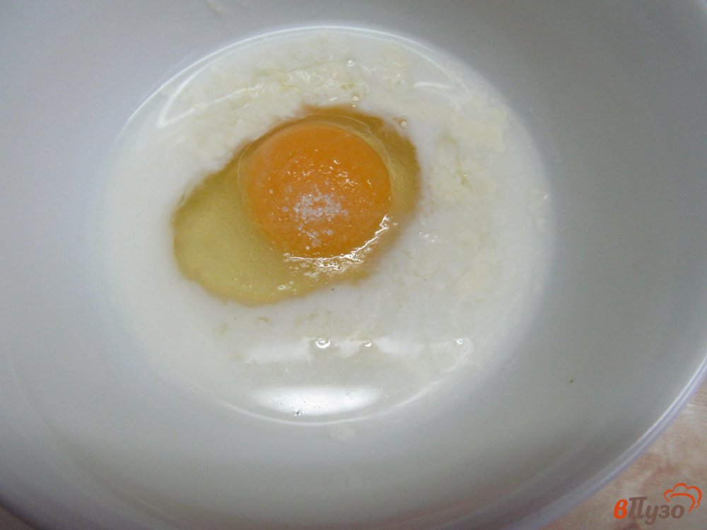 Фото приготовление рецепта: Салат из курицы и грибов в кулечках из блинов шаг №5