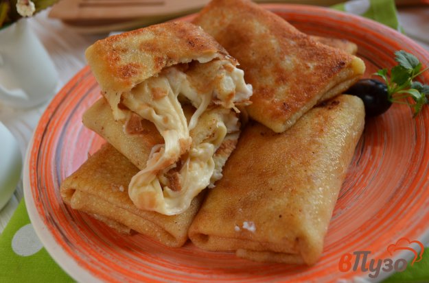 фото рецепта: Блинчики, фаршированные сыром и соусом
