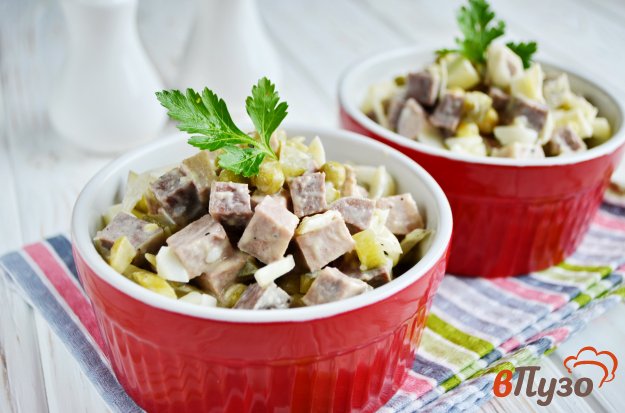 фото рецепта: Салат с языком и солеными огурцами