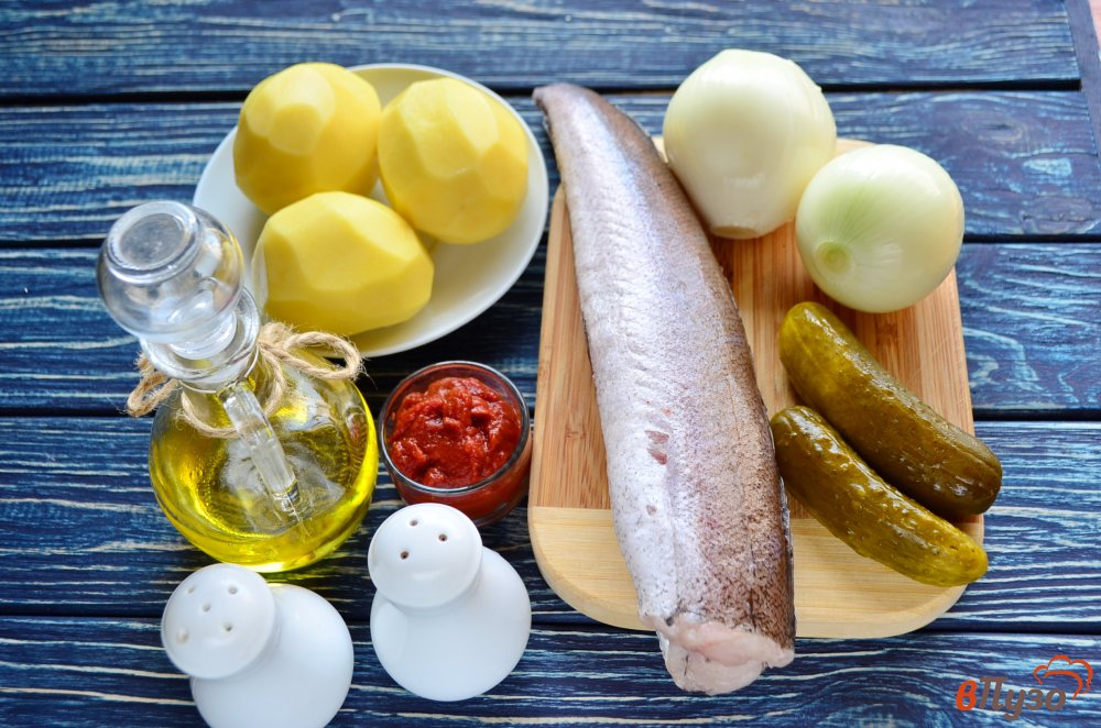Фото приготовление рецепта: Горшочки с рыбой и солеными огурцами шаг №1