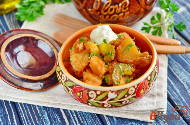 фото рецепта: Горшочки с рыбой и солеными огурцами