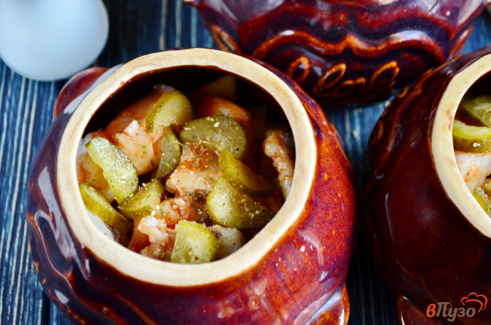 Фото приготовление рецепта: Горшочки с рыбой и солеными огурцами шаг №8