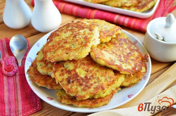 фото рецепта: Драники с ветчиной и сыром