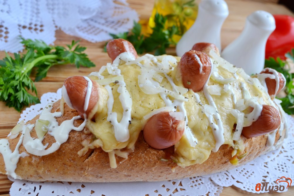 Фото приготовление рецепта: Хлебный ёжик с сосисками и сыром шаг №9