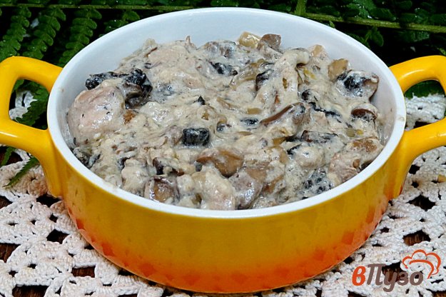 фото рецепта: Грибной соус с куриным мясом, сыром моцарелла и сметаной