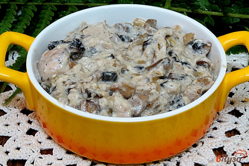 Фото приготовление рецепта: Грибной соус с куриным мясом, сыром моцарелла и сметаной шаг №12