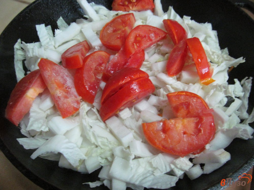 Фото приготовление рецепта: Пекинская капуста с овощами куриной печенью шаг №3