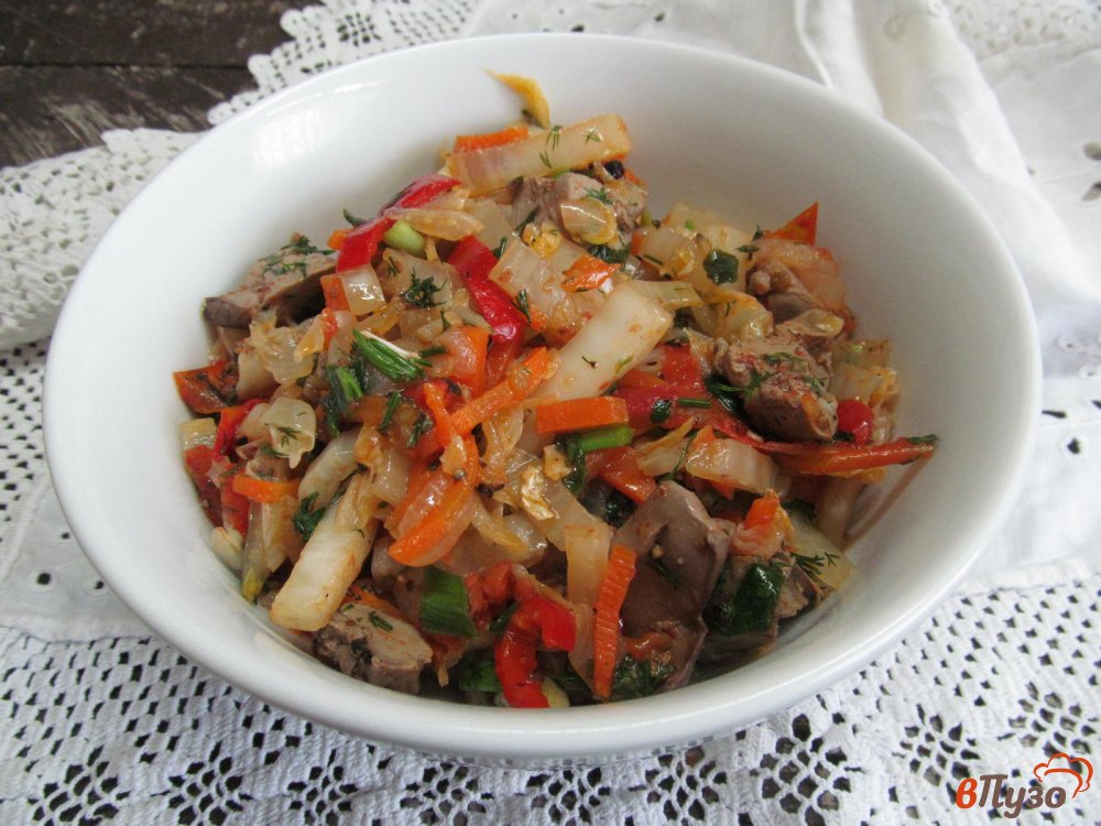 Фото приготовление рецепта: Пекинская капуста с овощами куриной печенью шаг №7
