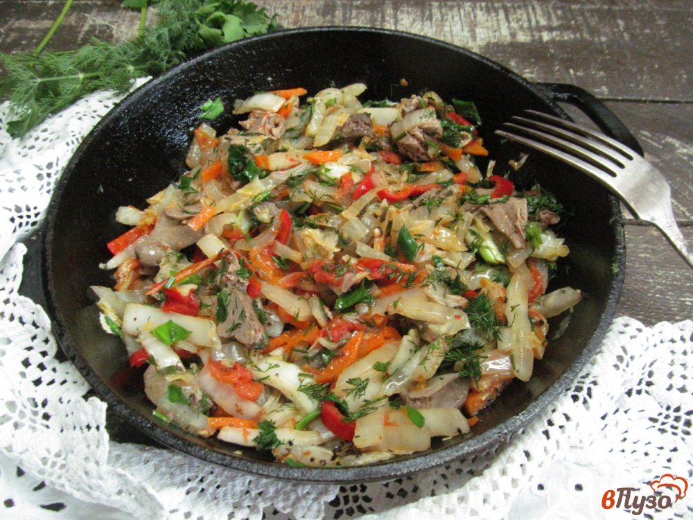 Фото приготовление рецепта: Пекинская капуста с овощами куриной печенью шаг №6