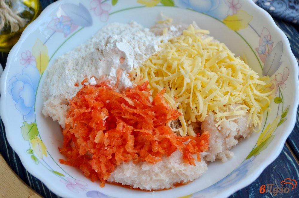 Фото приготовление рецепта: Котлеты из курицы с сыром и паприкой шаг №4