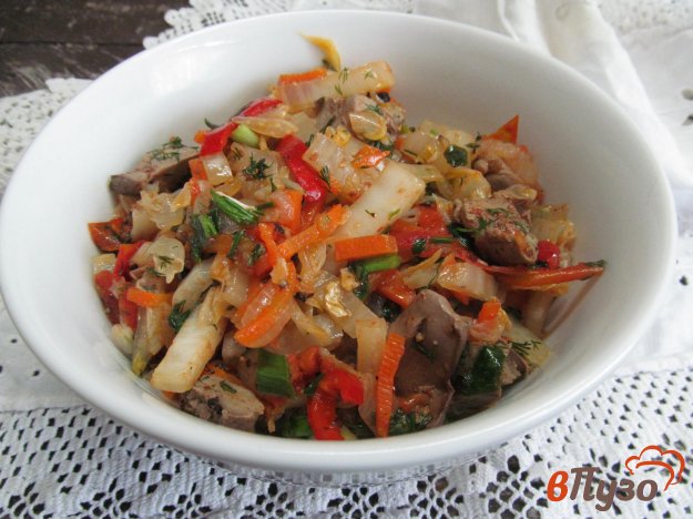 фото рецепта: Пекинская капуста с овощами куриной печенью