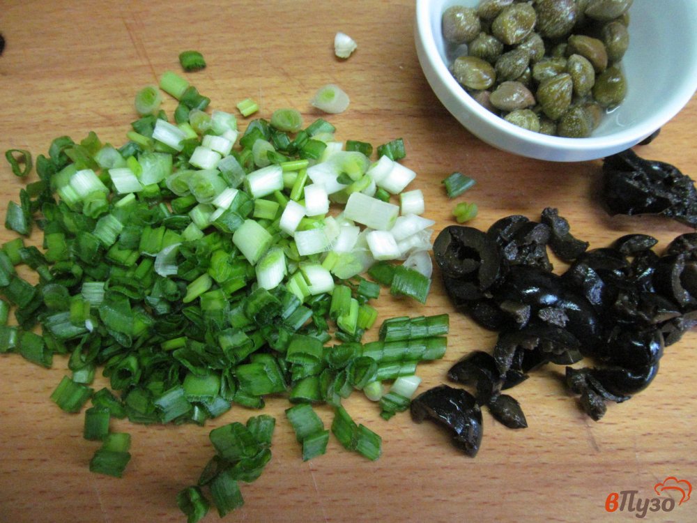 Фото приготовление рецепта: Овощной суп с колбасой кукурузной крупой и оливками шаг №6